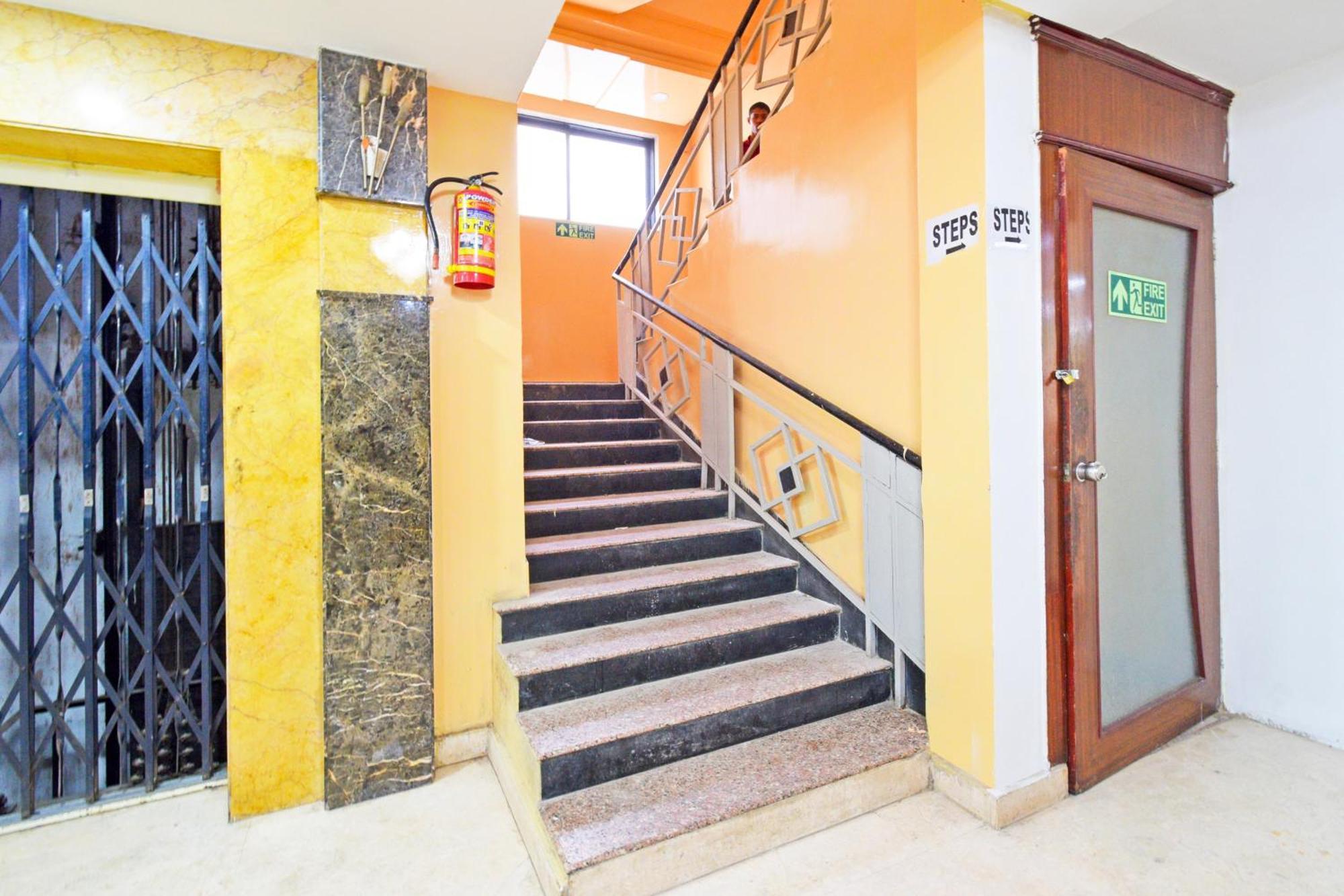 Super Townhouse Ameerpet Balkampet Road Hyderabad Eksteriør bilde
